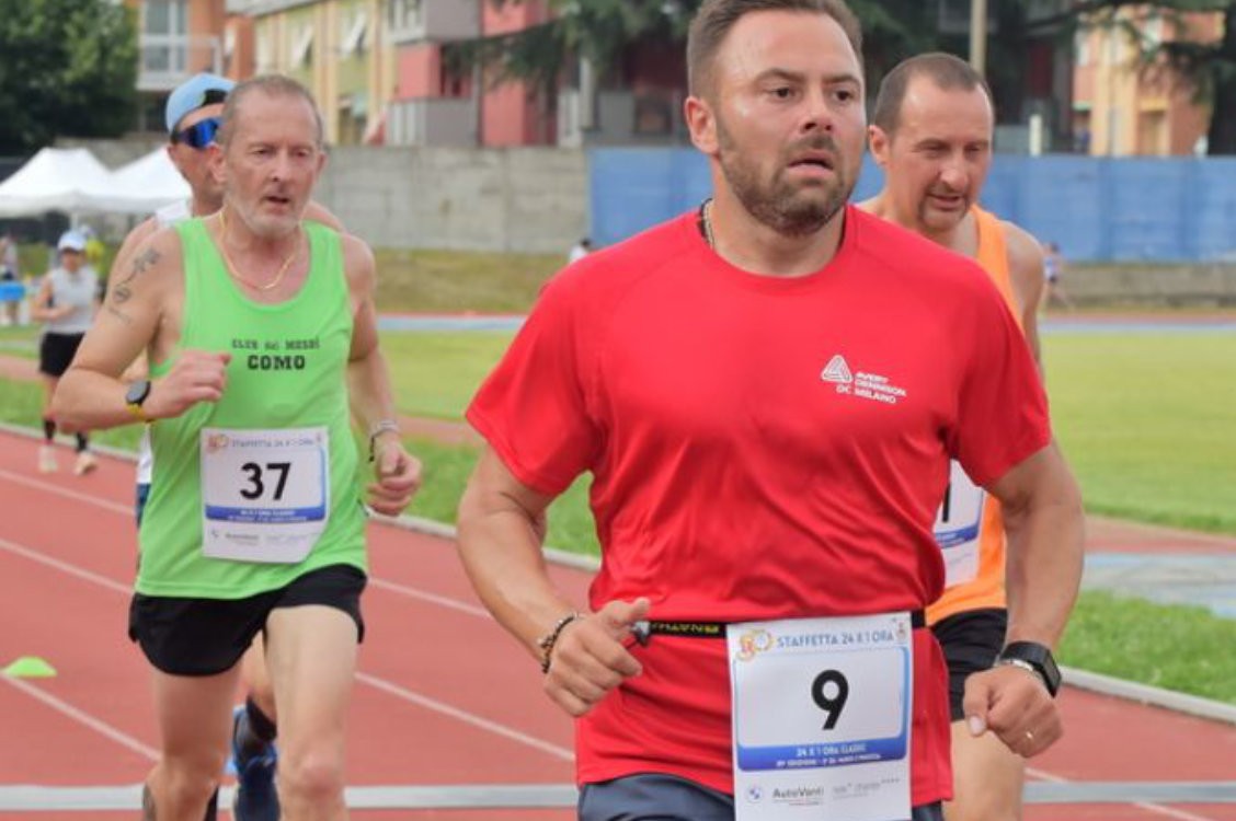 Andrea Gissi running in a track race.